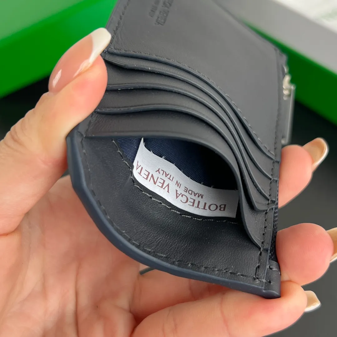 BV’s new 805827 vertical zipper card holder 🎈 The classic small woven work that I miss 0.7 is back. It’s really very design-friendly. The calfskin texture is high-end. It’s carefully designed with five card slots and a central compartment. You can also put cash in for daily use. You deserve to have such an thoughtful design. Size: 12*7*0.5 layers cm P540